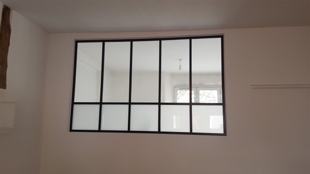 Fenêtre de style atelier avec une allège comprenant un vitrage opale dépoli