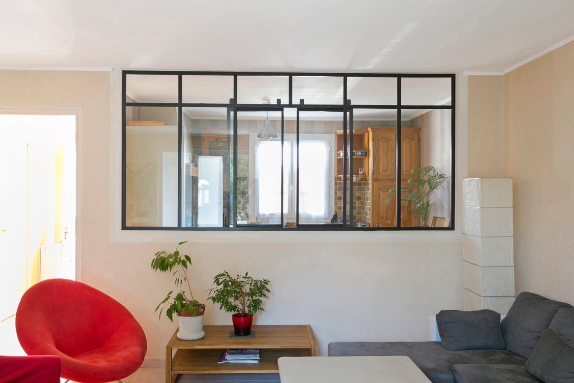 Fenêtre coulissante à 2 vantaux dans une verrière atelier d'artiste en acier