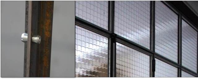 Détail d'un bouton de parclose et vue intérieure d'une verrière acier brut avec parcloses en acier galvanisé (gris clair)